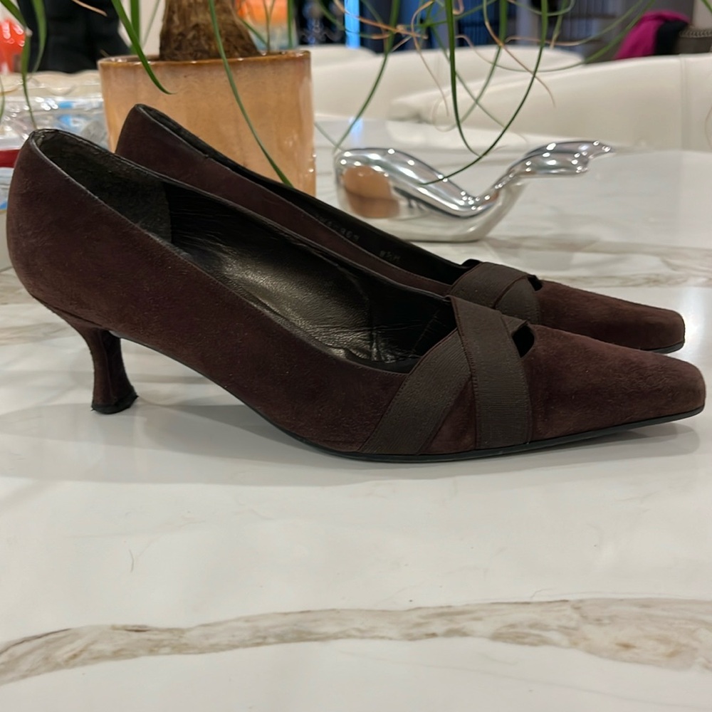 EUC Stuart Weitzman dark brown suede 2.5” kitten heel pumps